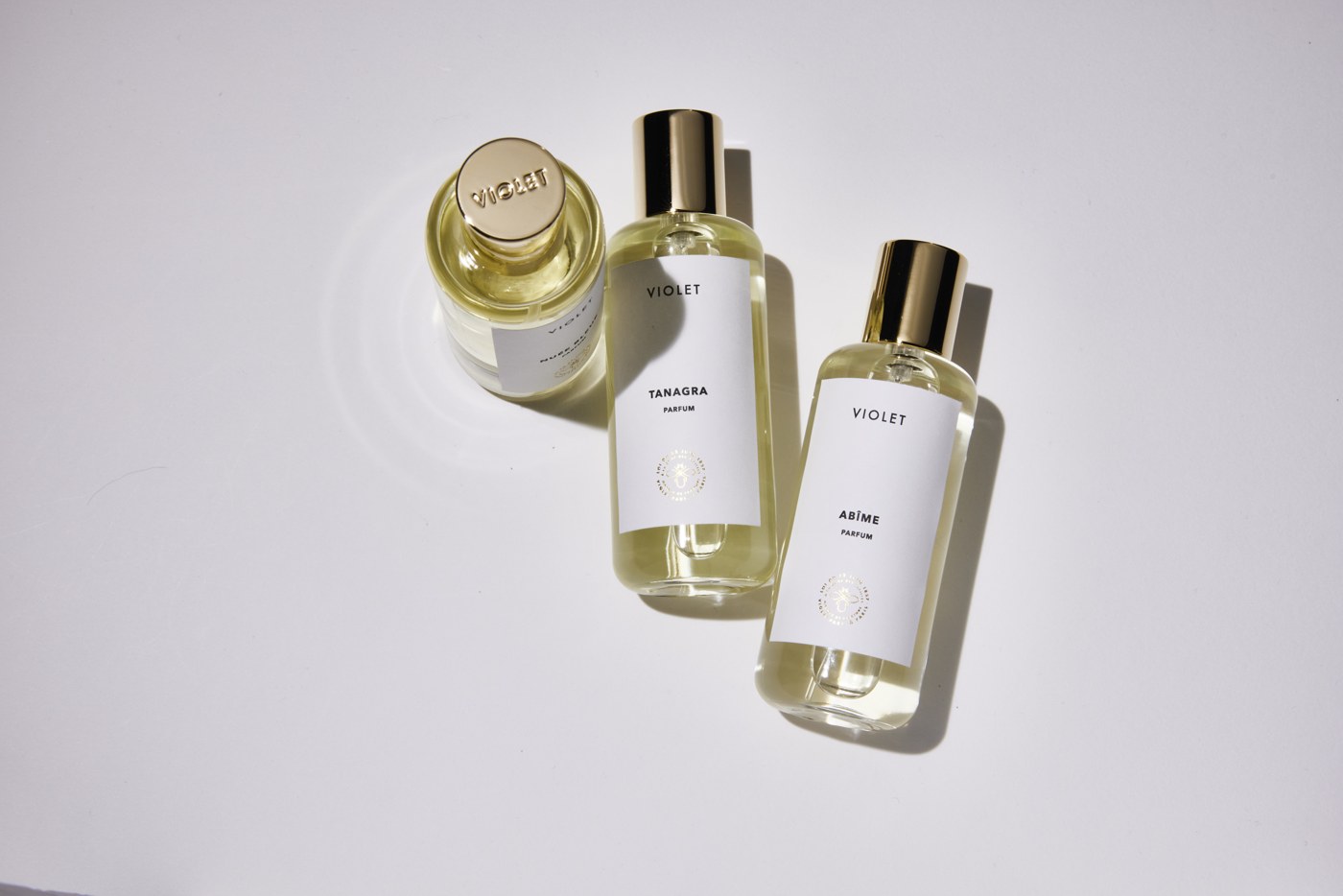 Maison Violet ecoBottle shown in two positions with the Paros cap